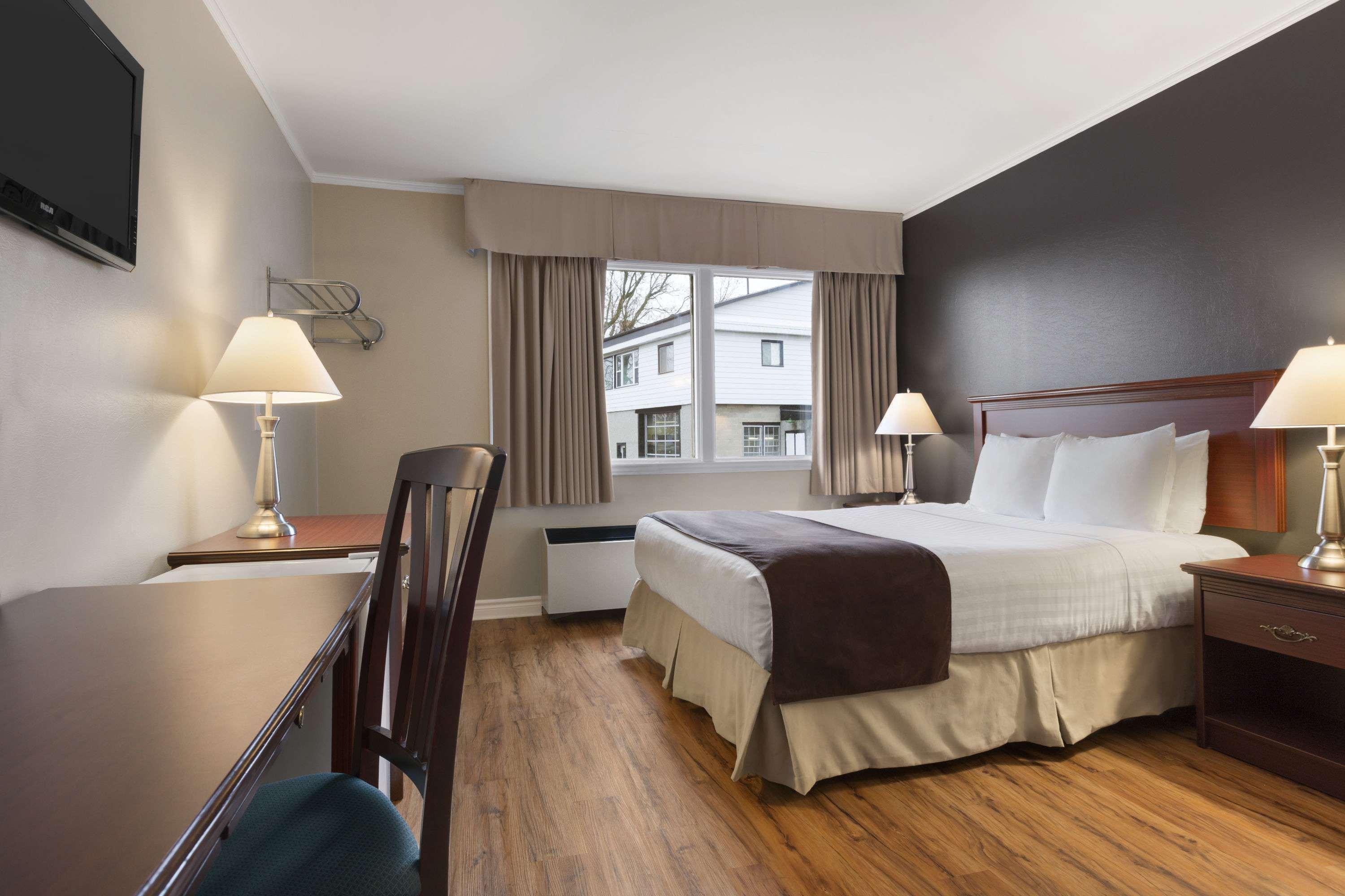 Days Inn By Wyndham Brockville Esterno foto