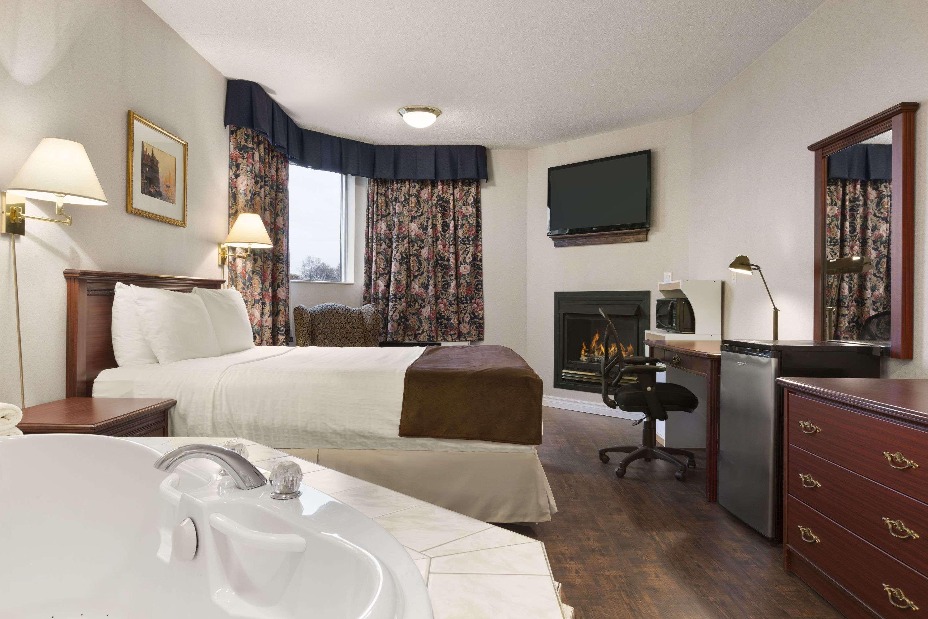 Days Inn By Wyndham Brockville Esterno foto