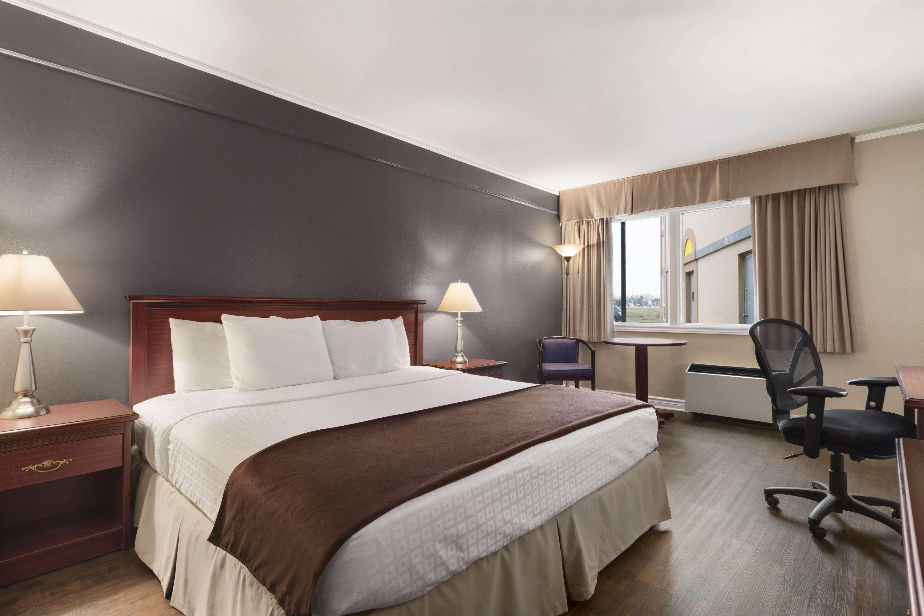 Days Inn By Wyndham Brockville Esterno foto