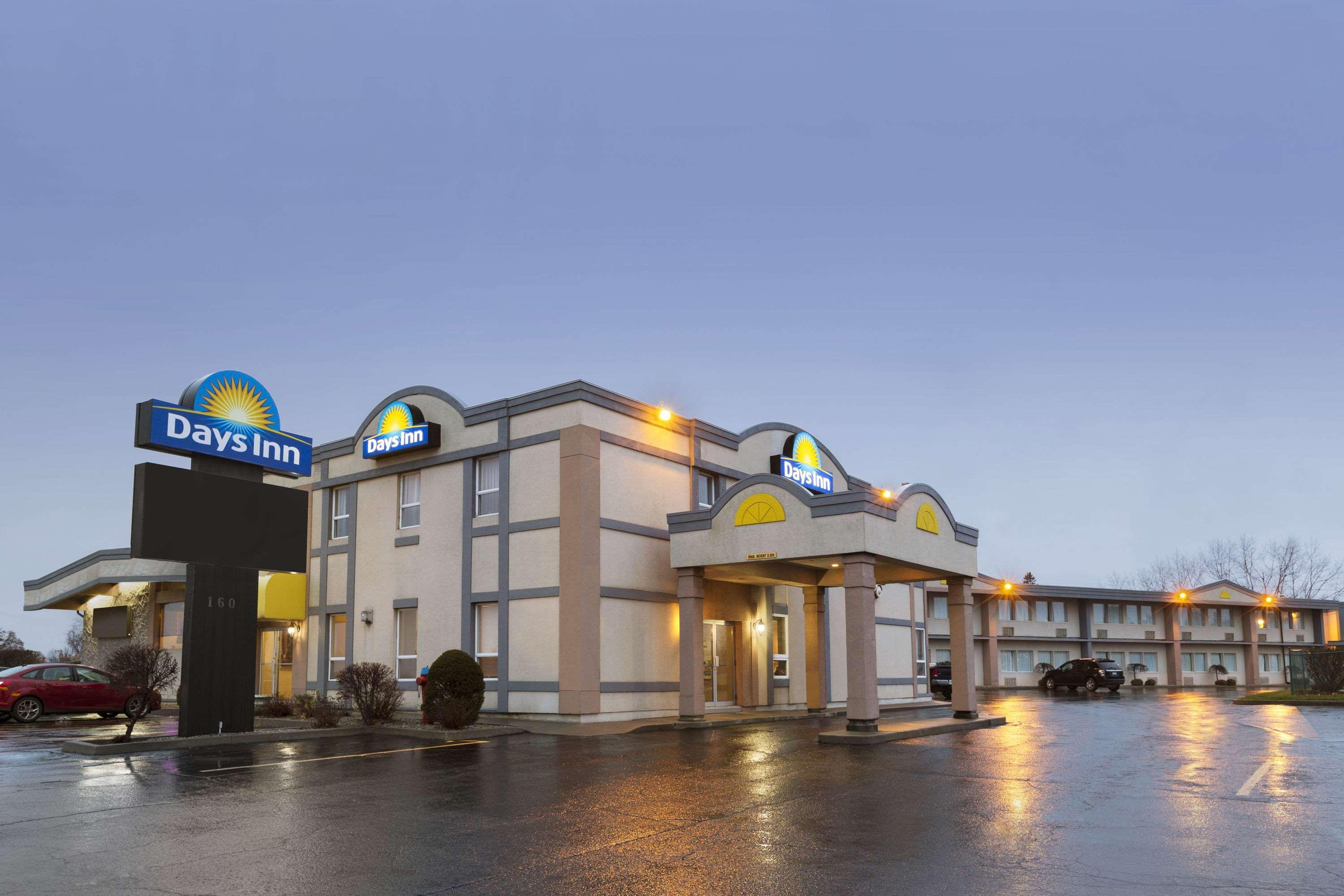 Days Inn By Wyndham Brockville Esterno foto