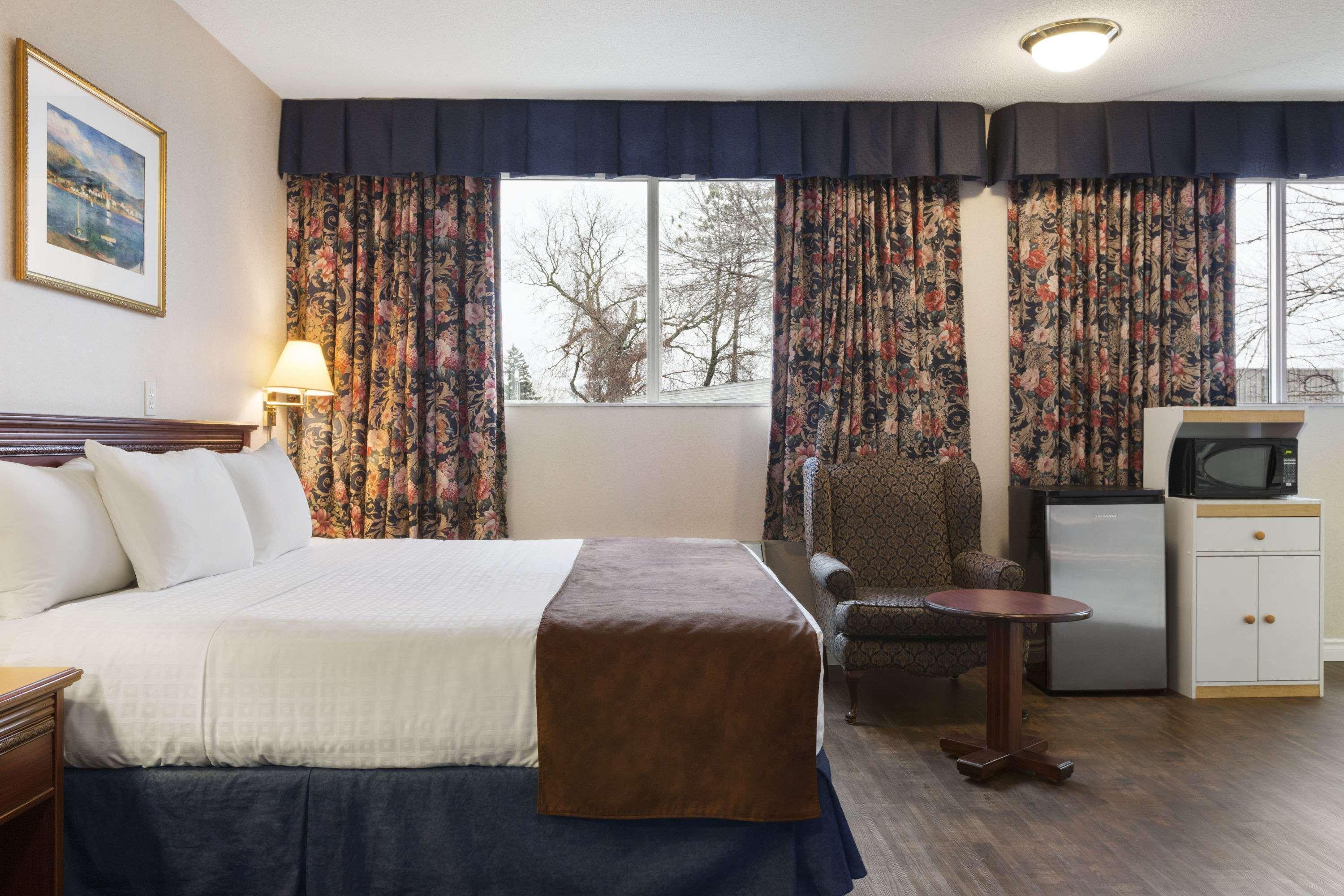 Days Inn By Wyndham Brockville Esterno foto