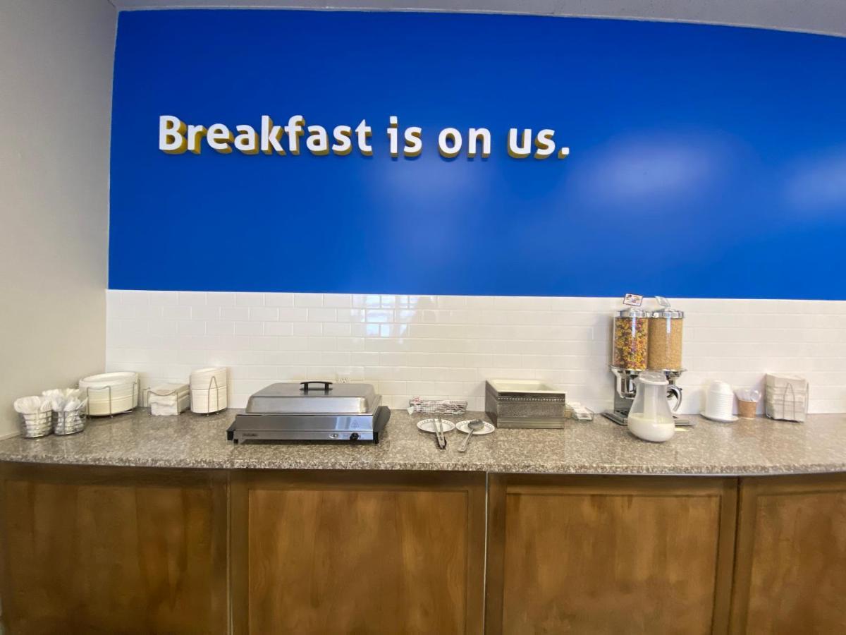 Days Inn By Wyndham Brockville Esterno foto