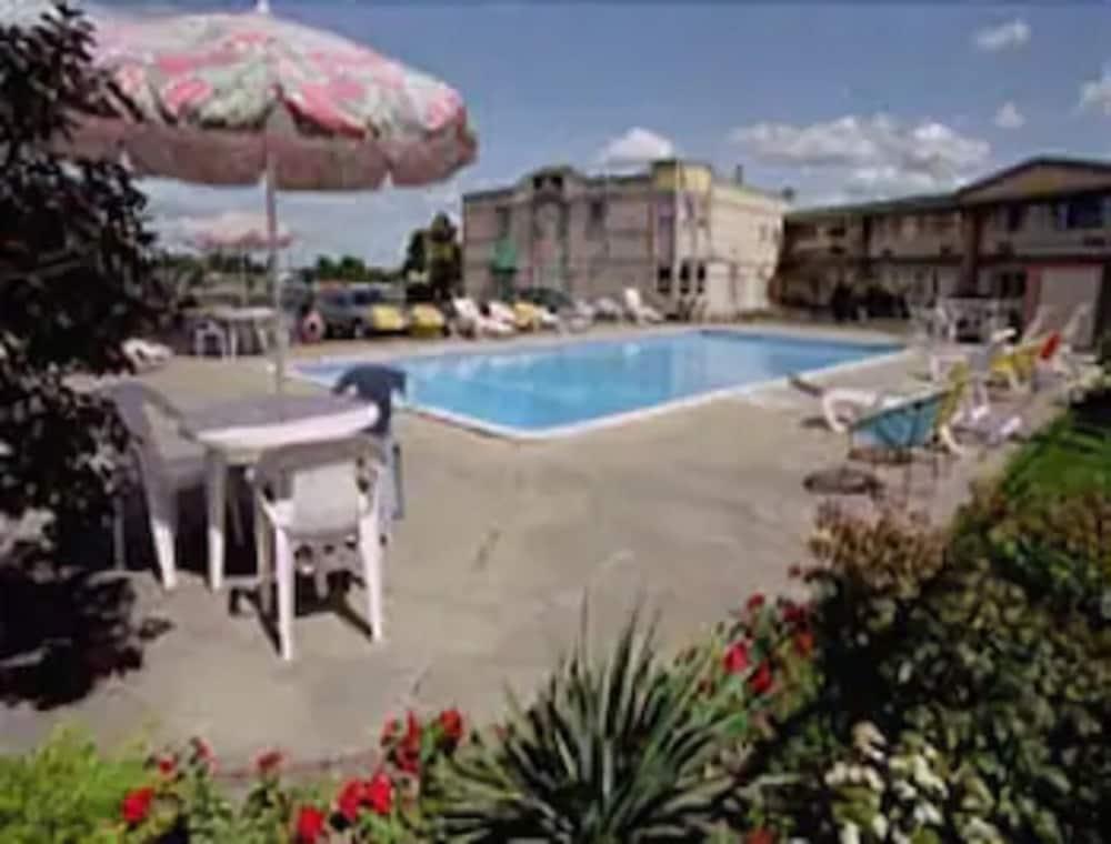 Days Inn By Wyndham Brockville Esterno foto