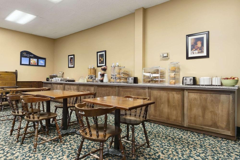 Days Inn By Wyndham Brockville Esterno foto