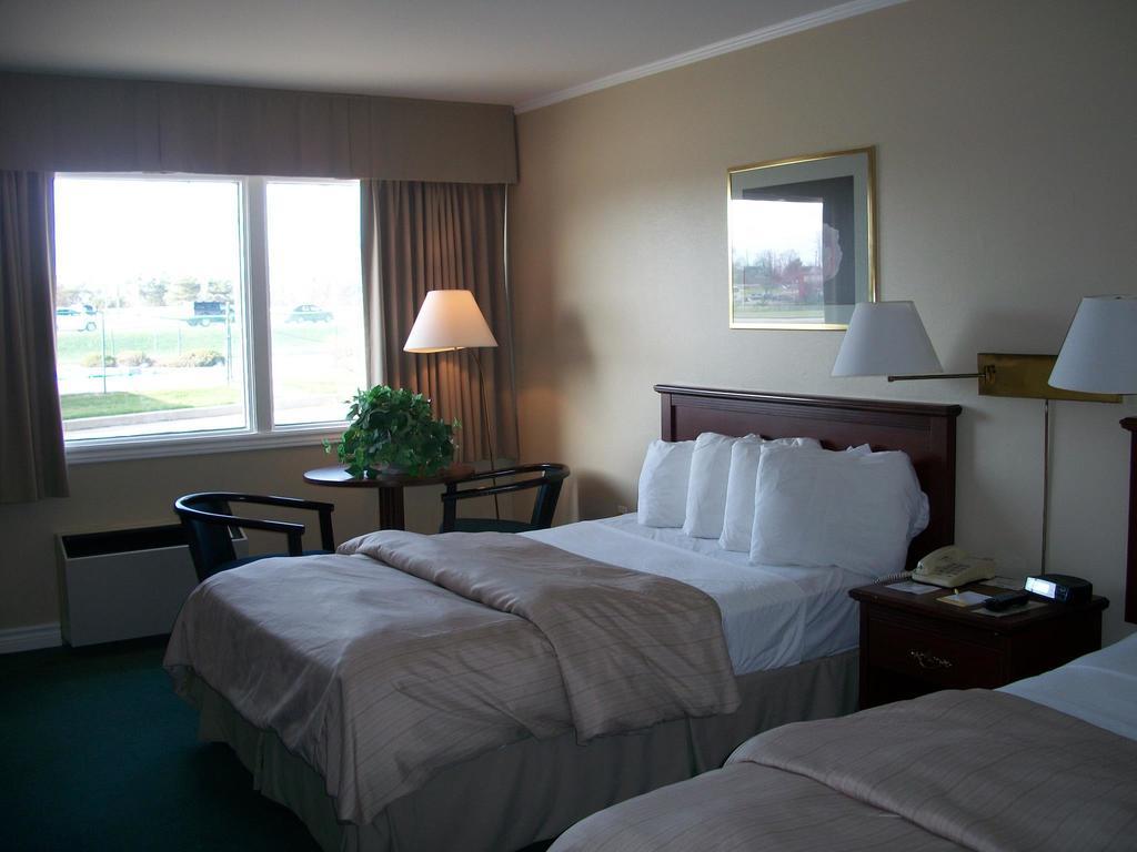 Days Inn By Wyndham Brockville Esterno foto